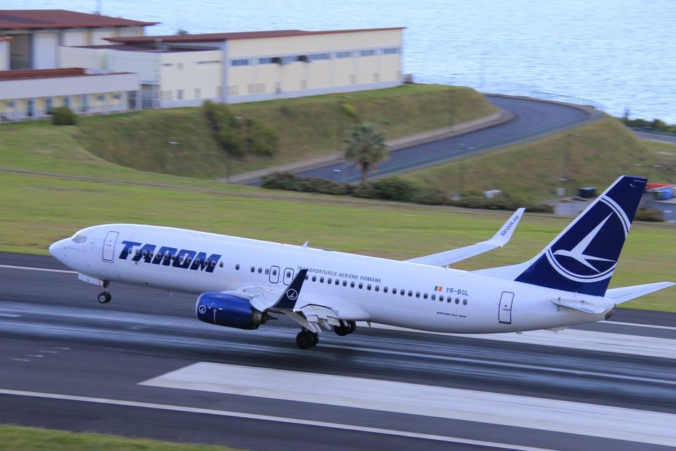 Primii români „abandonați” de Blue Air au fost aduși în țară, cu o cursă TAROM. Alții și-au găsit locuri într-un autocar