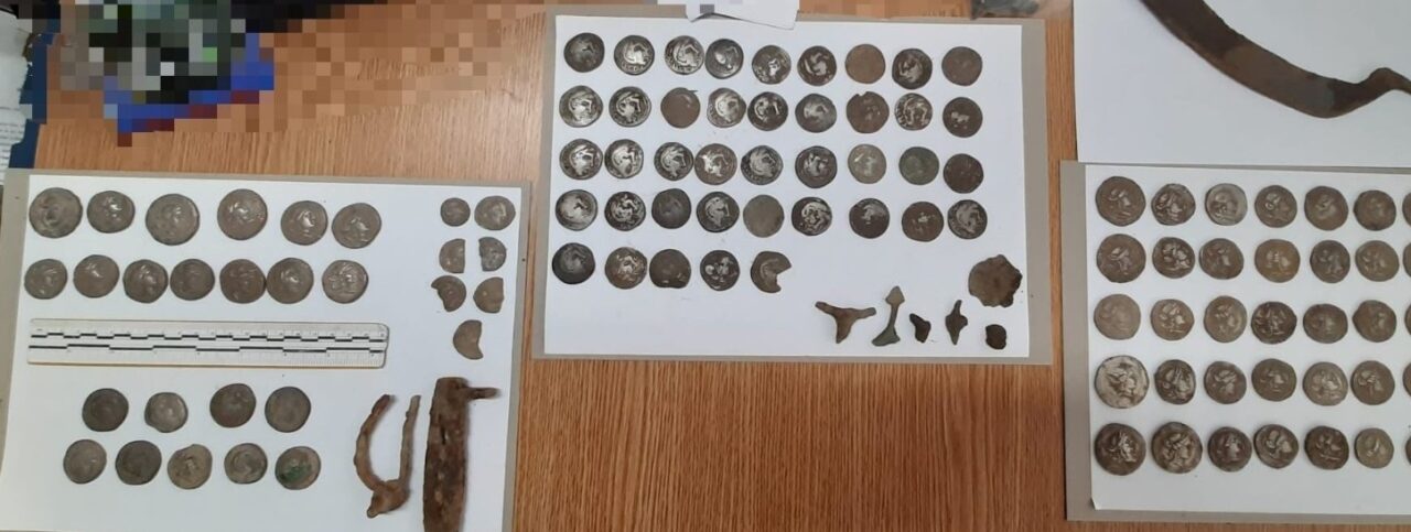 FOTO – Tezaur arheologic vechi de 2.000 de ani, descoperit într-o pădure din Alba. Totul a pornit după o postare on-line a unui tânăr de 27 de ani care are un detector de metale