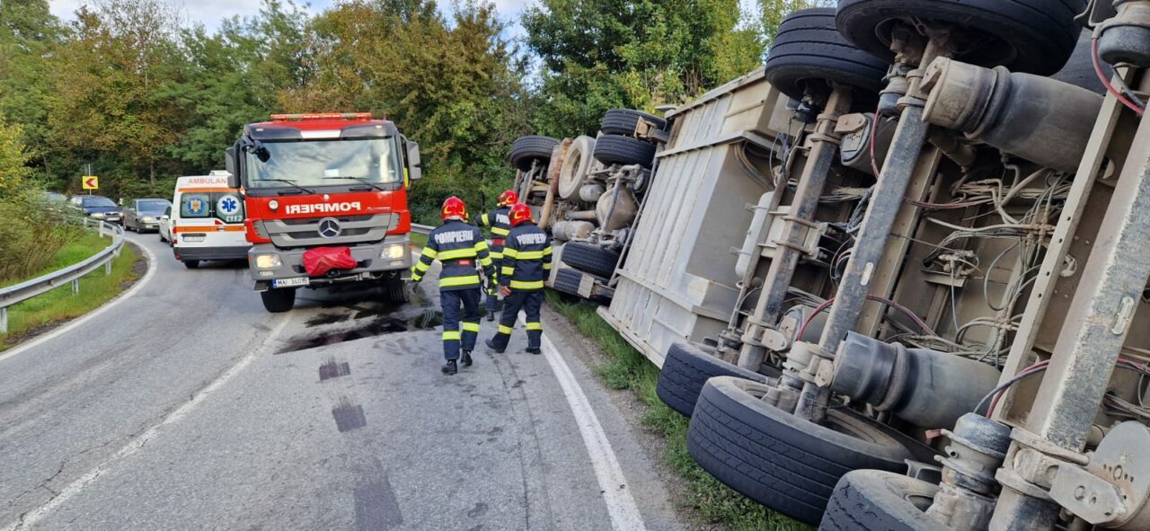 FOTO-VIDEO | Un TIR încărcat cu sute de oi s-a răsturnat pe DN 67, în județul Vâlcea. Două persoane au fost rănite și mai multe animale au murit