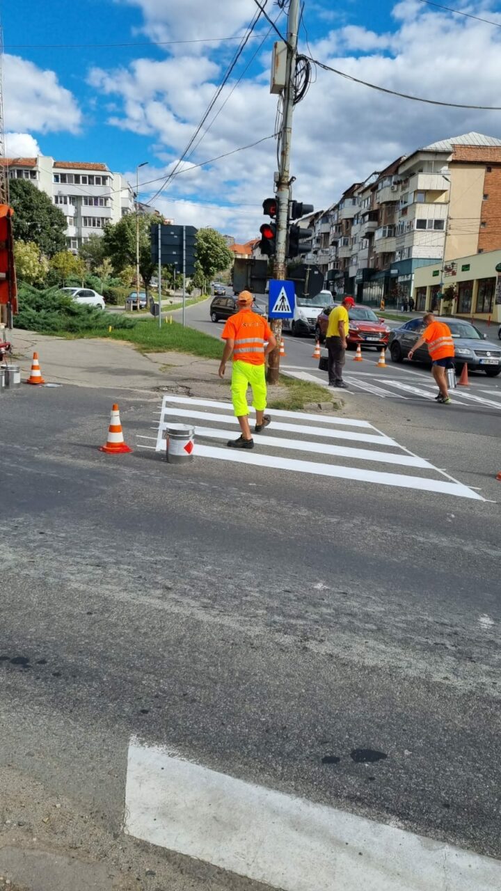 FOTO | O trecere de pietoni din Slatina a fost trasată direct către un stâlp de iluminat. Fotografiile făcute de un trecător au devenit virale