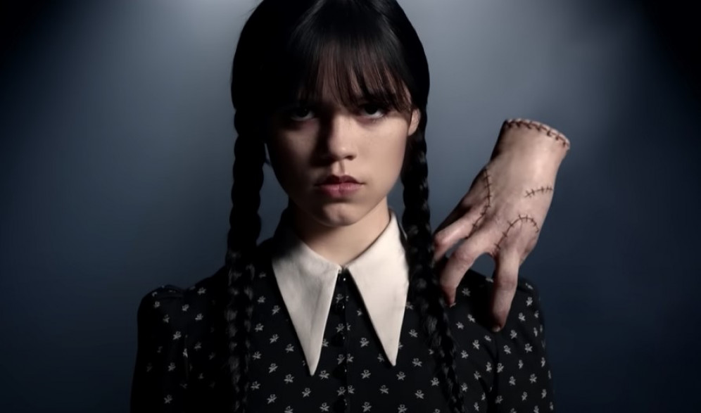 „Mâna umblătoare” din ultima serie a producției cinematografice Familia Addams este a unui român. Magicianul Victor Dorobanțu joacă alături de Catherine Zeta Jones și Luis Guzman
