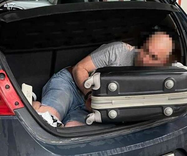 Surpriză neașteptată pentru polițiștii de frontieră de la vama Nădlac! Aceștia au descoperit un bărbat în portbagaj care încerca să scape de 10 ani de pușcărie