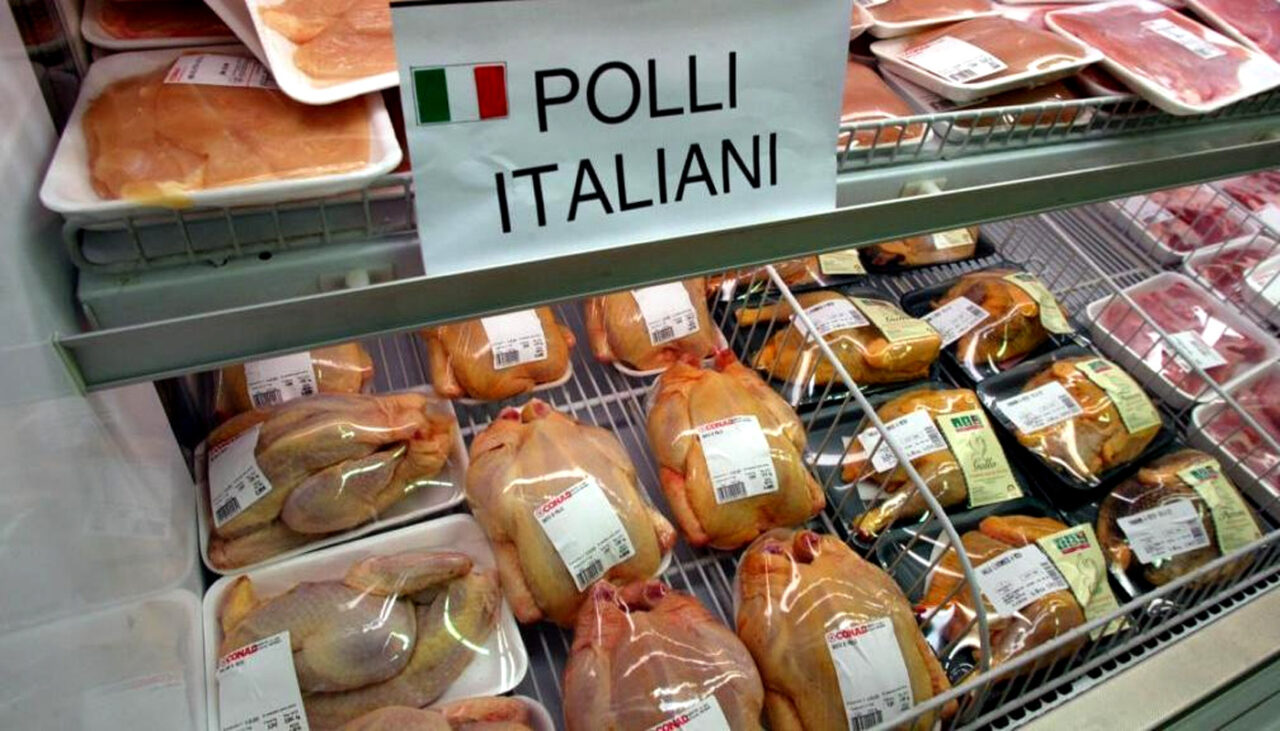 Ce a pățit un român de 37 de ani, după ce a fost prins furând un piept de pui de 3 euro dintr-un supermarket din Italia