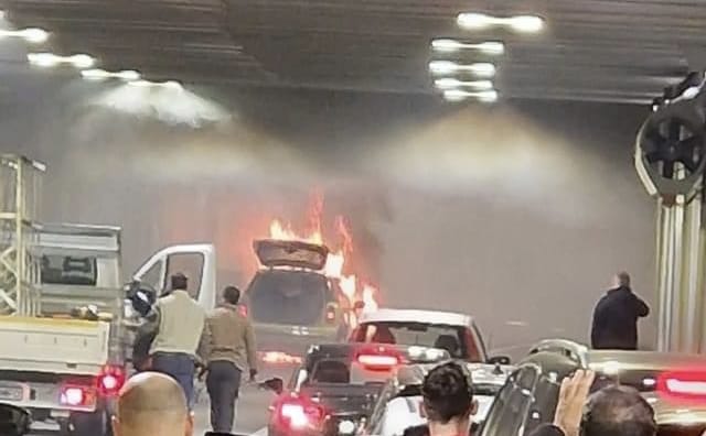 O mașină a luat foc în Pasajul Unirii! Traficul, blocat – FOTO&VIDEO