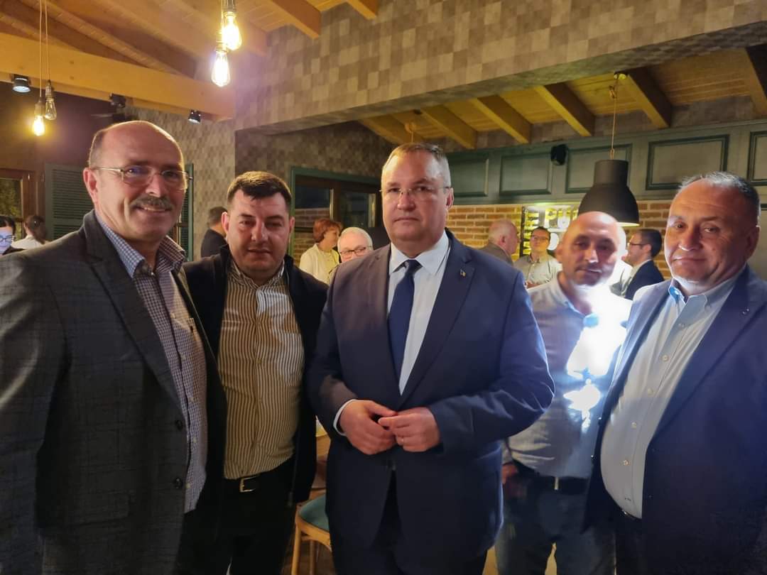 Un primar din Dolj s-a „lăudat” pe Facebook că și-a făcut ziua cu premierul Ciucă | FOTO