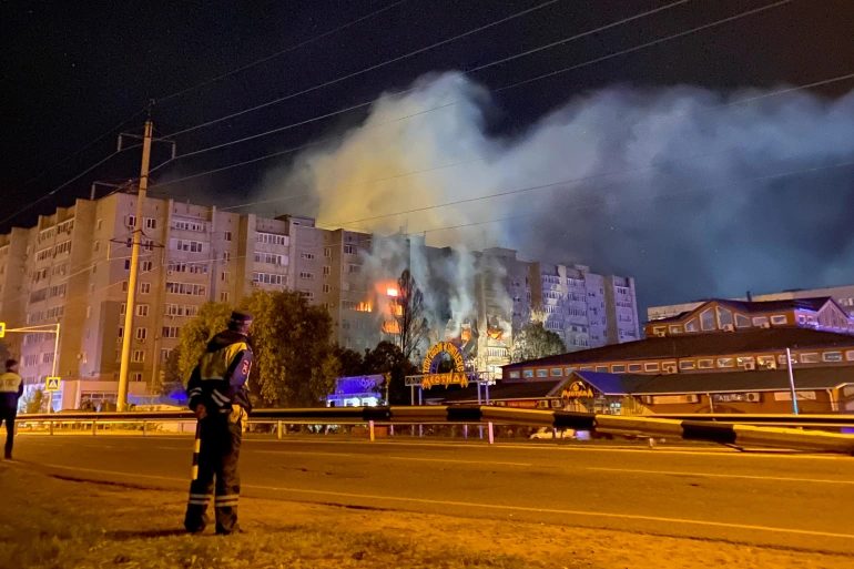 VIDEO | Un avion militar s-a prăbușit în Rusia peste un bloc rezidențial. Cel puțin 13 persoane au murit