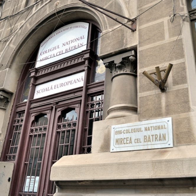 Bătaie în incinta unui colegiu național. O elevă a fost bătută de o colegă și a ajuns la spital