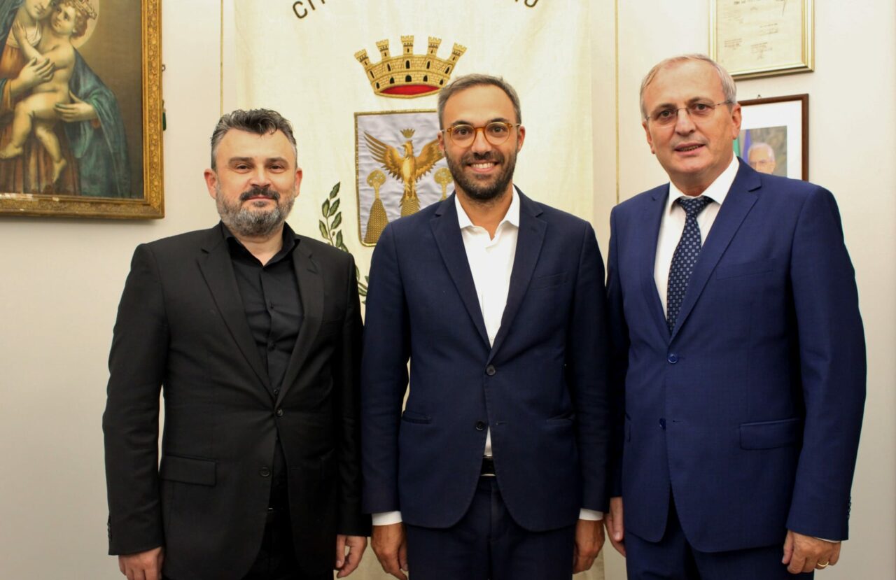 Secretarul de Stat pentru românii de pretutindeni, Gheorghe Cârciu a vizitat oficial comunitatea de români din Alcamo, Italia, unde a avut loc la cea de-a V-a ediție a evenimentului  ̎ Fereastră înspre România – port și grai românesc în lume ̎