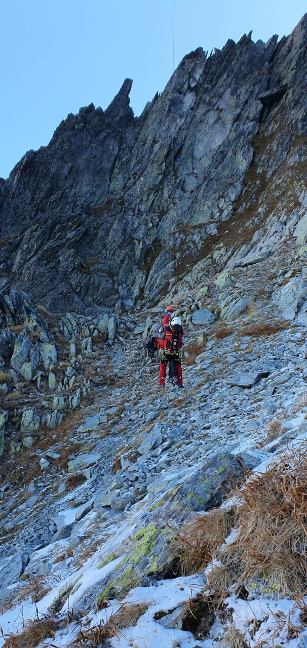 Un tânăr de 26 de ani a murit după ce a alunecat și a căzut 100 de metri în masivul Retezat