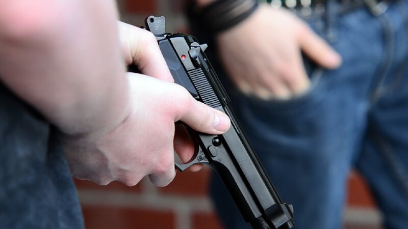 În timp ce își curăța arma, un polițist a tras din greșeală un foc în podeaua sediului Poliției din Baia Mare