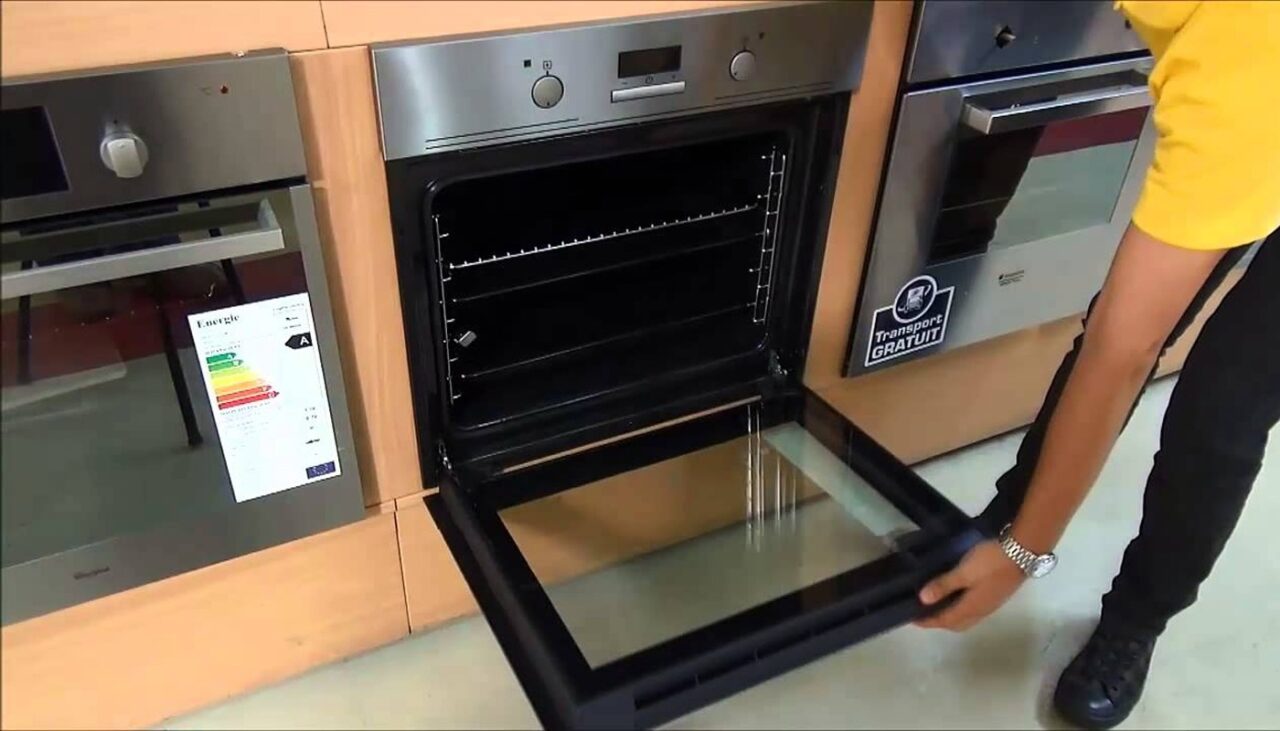 Ce a pățit o femeie din Iași, după ce a cumpărat un cuptor electric Whirlpool, cu 2.500 de lei, din Altex: „Nu se mai oprea!”