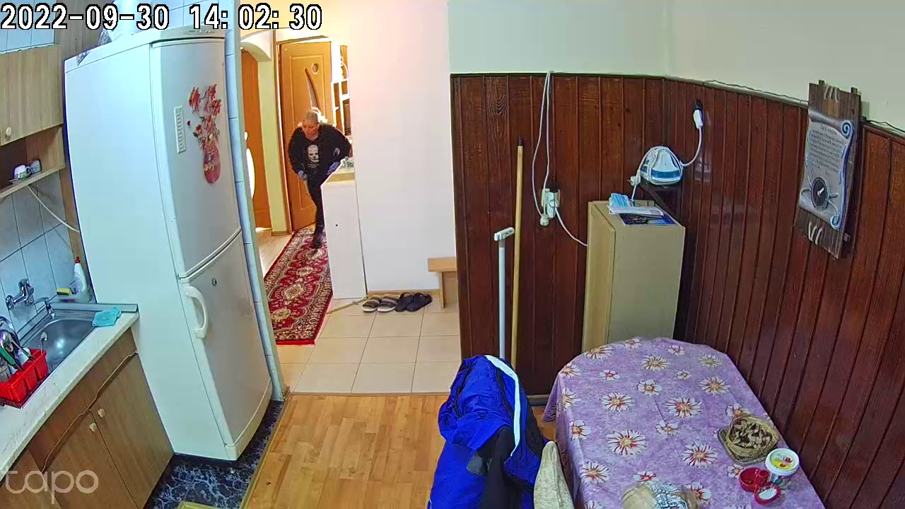 Un vârstnic a fost jefuit de câțiva indivizi care s-au dat drept angajați la o firmă de gaze. Au fost filmați când furau banii din casa bătrânului