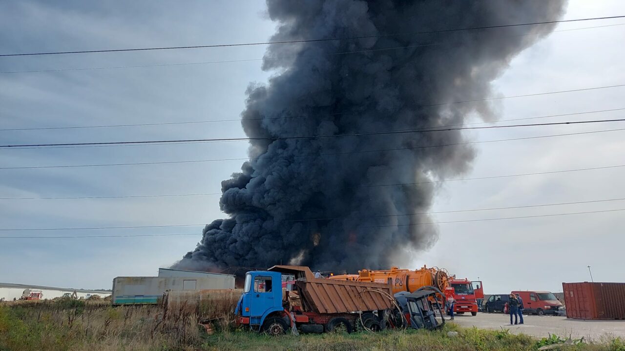 Incendiu puternic la un depozit din localitatea Voluntari. A ars o suprafață de 5.000 de metri pătrați