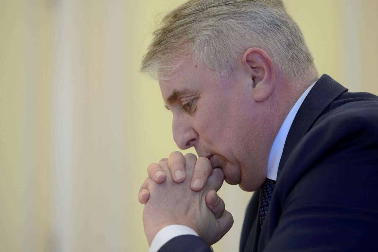 VIDEO | Moțiunea simplă împotriva lui Lucian Bode a fost amânată. Deputatul USR Ionuţ Moşteanu: „În șase ani de zile nu am văzut un ministru să fugă, să ignore această cerere la Parlament”