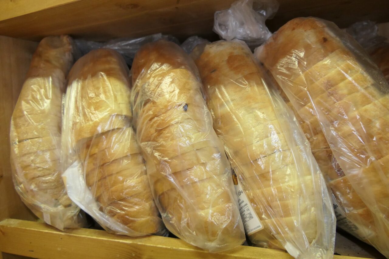 Un celebru scriitor român a PLĂTIT peste 113 lei pentru o singură pâine, la un cunoscut supermarket. Cum a fost „păcălit” la casa de marcat