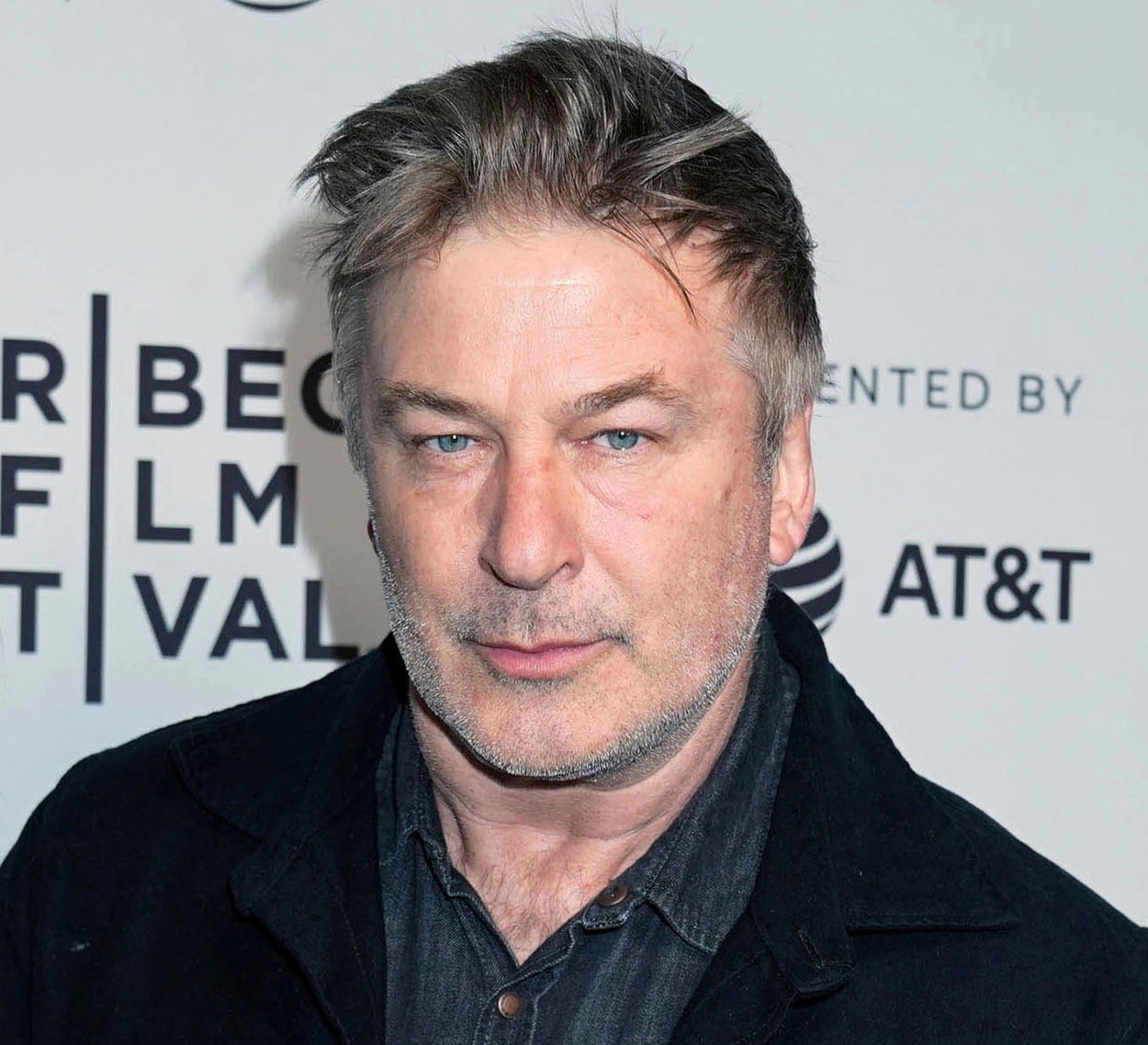 Alec Baldwin a anunţat că a ajuns la un acord cu familia directoarei de imagine Halyna Hutchins, pe care a împuşcat-o mortal în octombrie 2021 cu o armă de recuzită