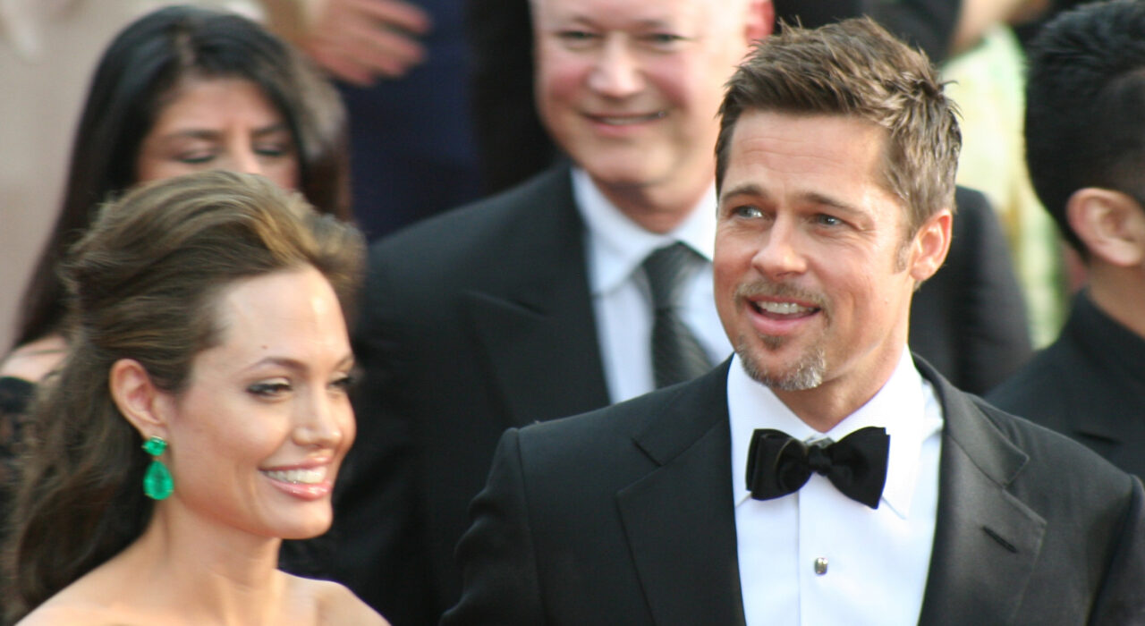 Angelina Jolie și Brad Pitt s-au bătut ca chiorii în avion! „A sufocat unul dintre copii și l-a lovit pe un altul!”