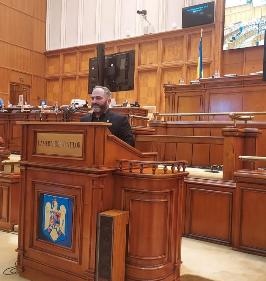 Cine este Aurel Bălășoiu, deputatul dat afară din PSD după ce a fost implicat într-un scandal sexual cu minori. A studiat Teologia, e căsătorit și are un băiat care l-a înlocuit în funcția de primar al comunei sale natale