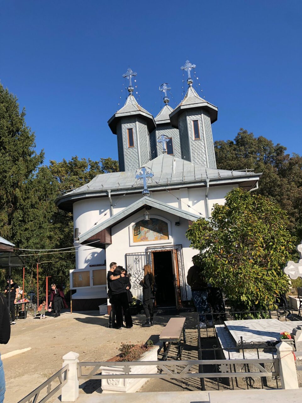 FOTO | Sicriul cu trupul neînsuflețit al artistului Nosfe, depus la Biserica Izvorul Tămăduirii din Dumbrăveni, județul Ilfov. Ce colegi i-au adus un ultim omagiu și când va avea loc înmormântarea