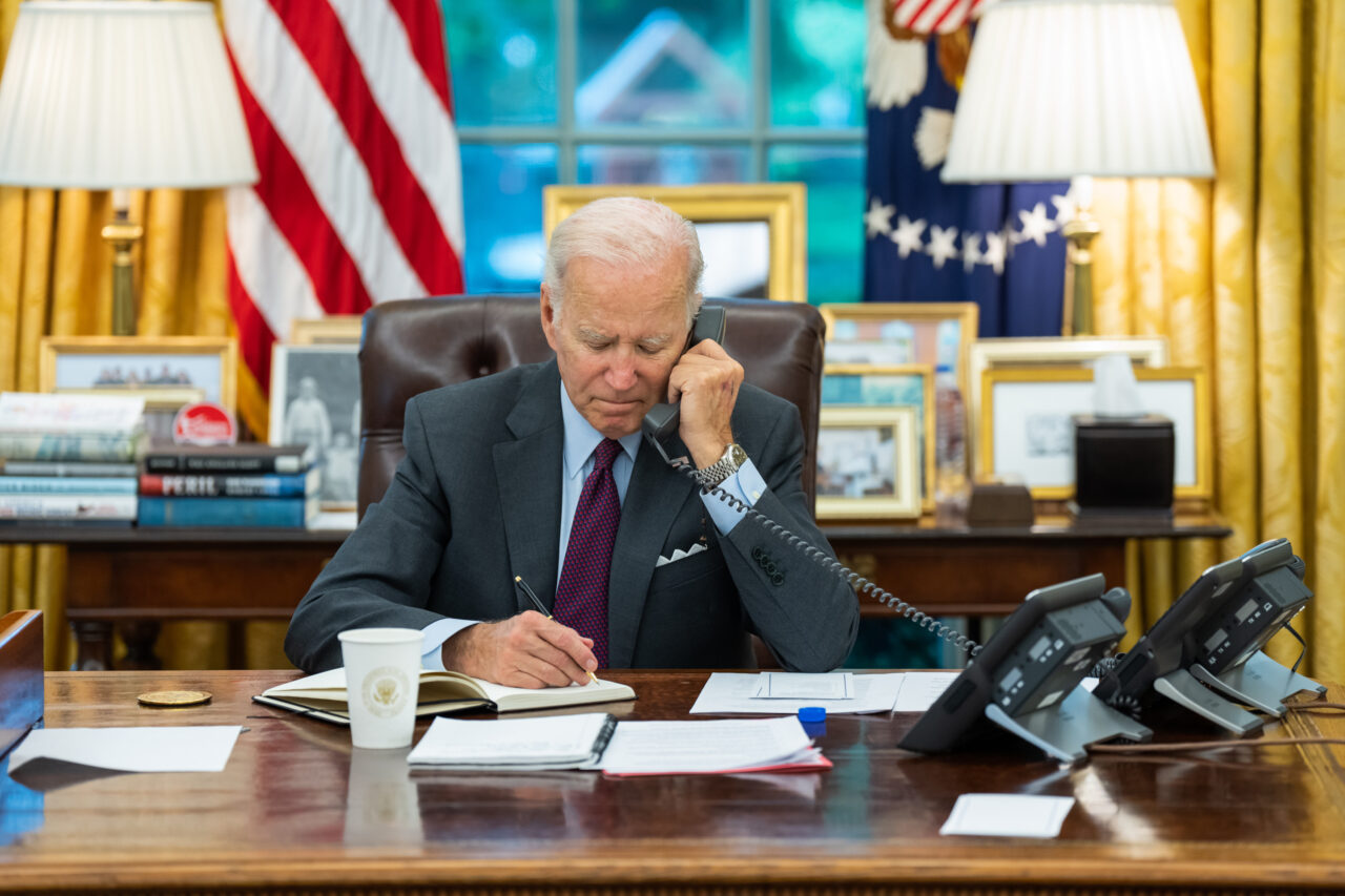 Joe Biden bagă omenirea în stare de alertă: „ Putin nu glumeşte cu posibilitatea folosirii armelor nucleare”