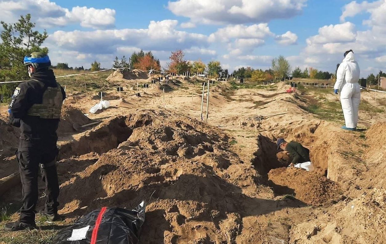 Ororile războiului din Ucraina: o groapă comună şi alte morminte, descoperite în oraşul Liman
