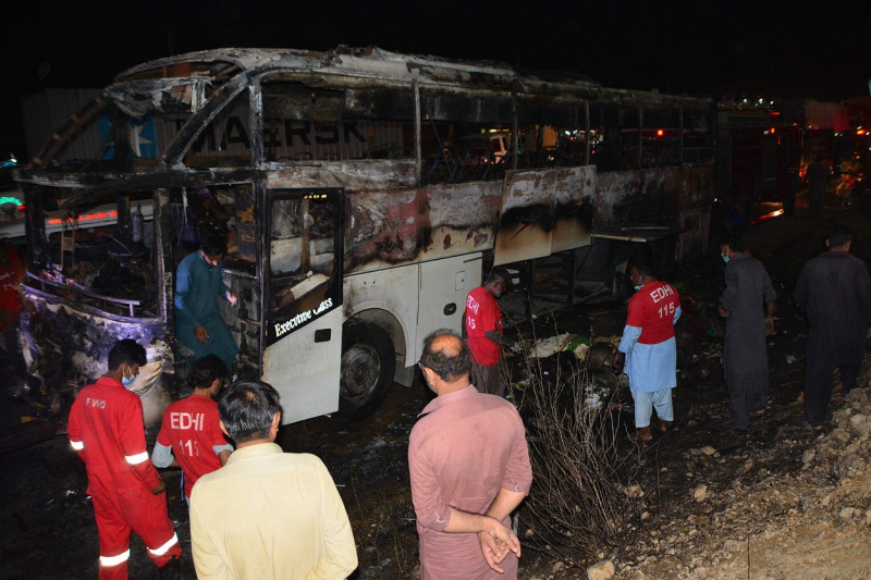 18 oameni au fost salvați de inundațiile din Pakistan, apoi au murit arși în autobuzul care îi ducea înapoi acasă. Printre victime se află și 12 copii