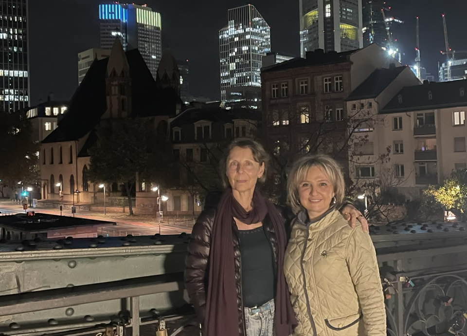 Cartea de poezie “Legea apei”, apariție germano-română, va fi lansată la Târgul de Carte de la Frankfurt. Scriitoarea Anca Stuparu, colaborare inedită cu artista newyorkeză Marie Christine Katz (FOTO)