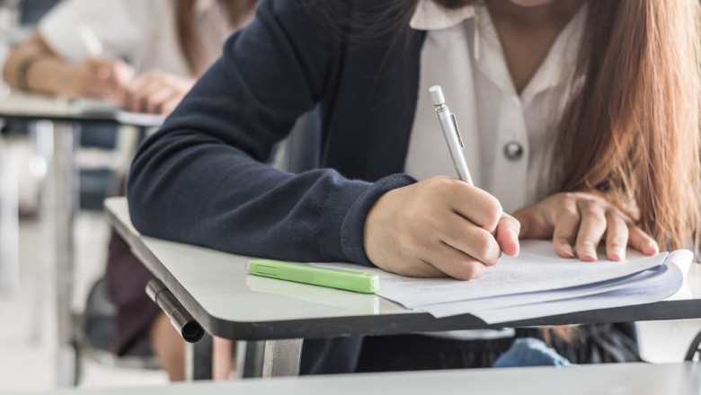 Profesor de religie din Arad, acuzat că jignea elevele și că vorbea despre sex: „Merită să fie violate dacă se îmbracă indecent”