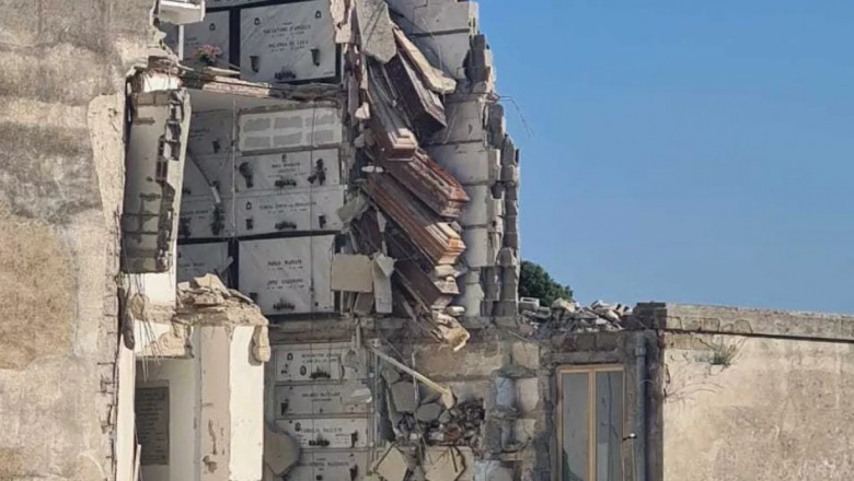 VIDEO | Mai multe sicrie au rămas la vedere într-un cimitir din Napoli, după ce clădirea s-a prăbușit parțial