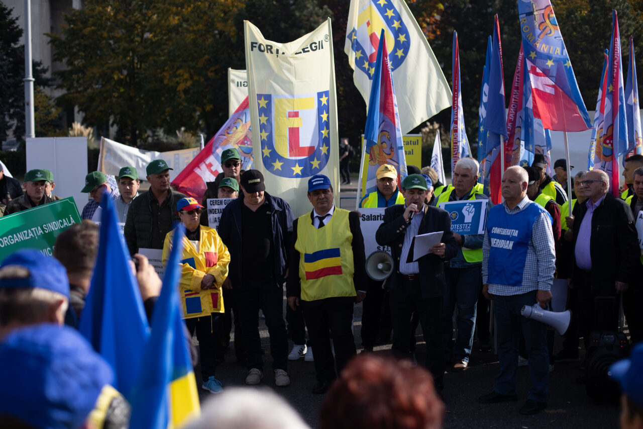 Protest simbolic la Guvern, de Ziua Armatei. „Le spunem guvernanților că au fost aleși să conducă țara, nu să o jefuiască” – FOTO