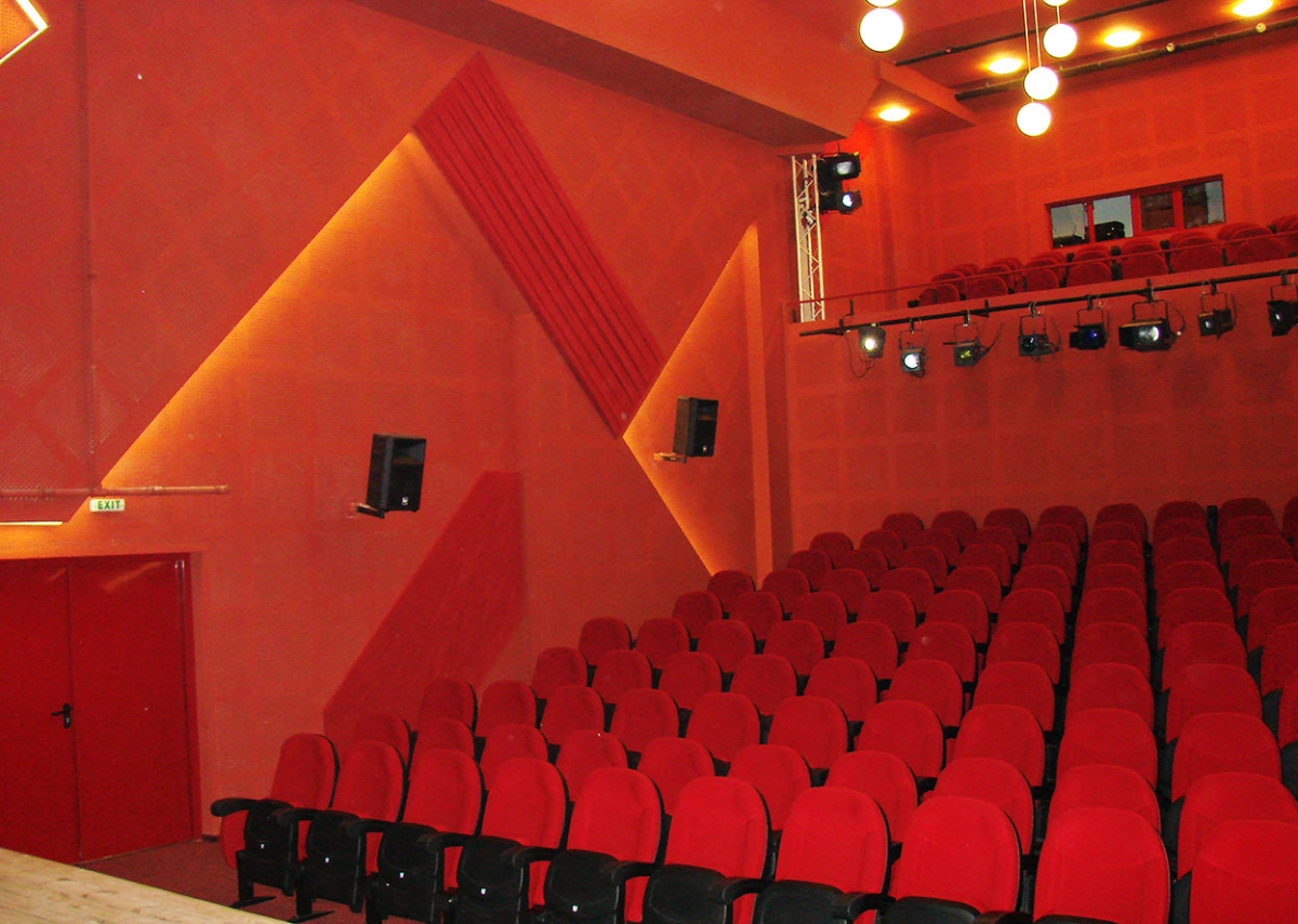 Teatrul Excelsior – Piesa ”Aproape” | Prima colaborare cu regizorul Eugen Gyemant: ”Am lucrat la aceste personaje ca și când ne-am împărtăși unii altora propriile experiențe”