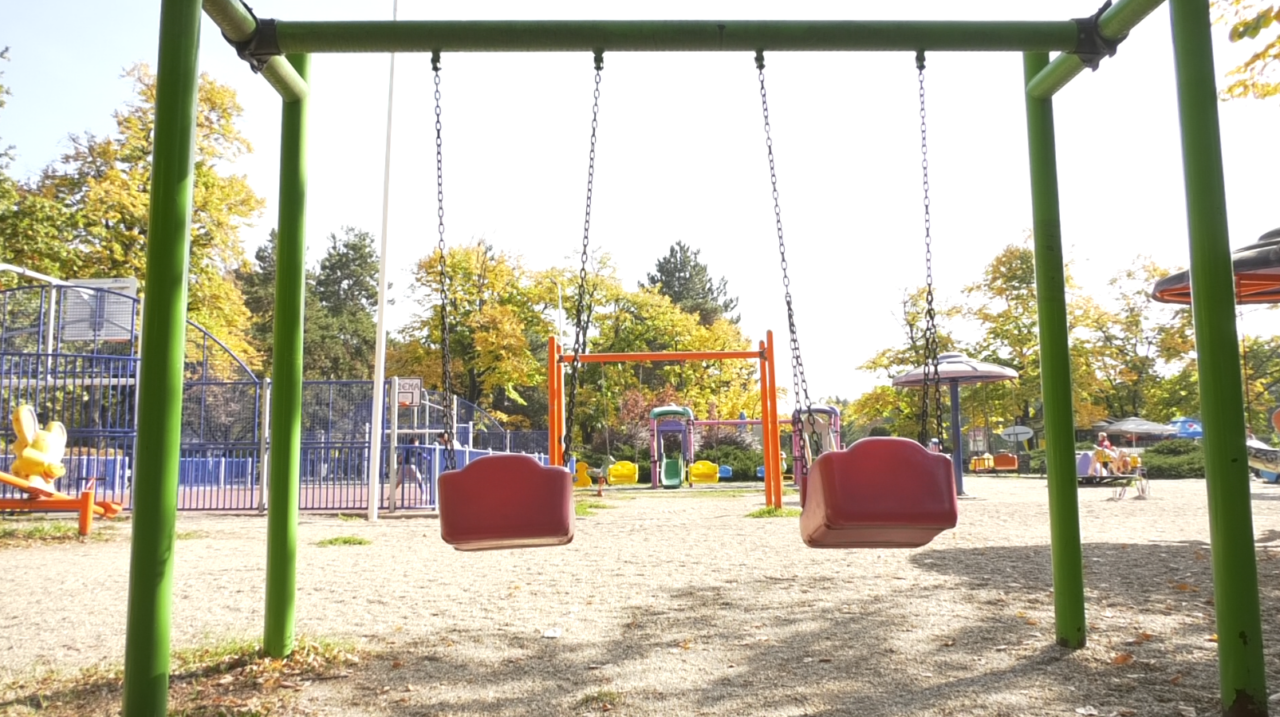 O fetiță de 11 ani s-a ELECTROCUTAT după ce a atins un stâlp de iluminat, în timp ce se juca într-un parc din Sectorul 6