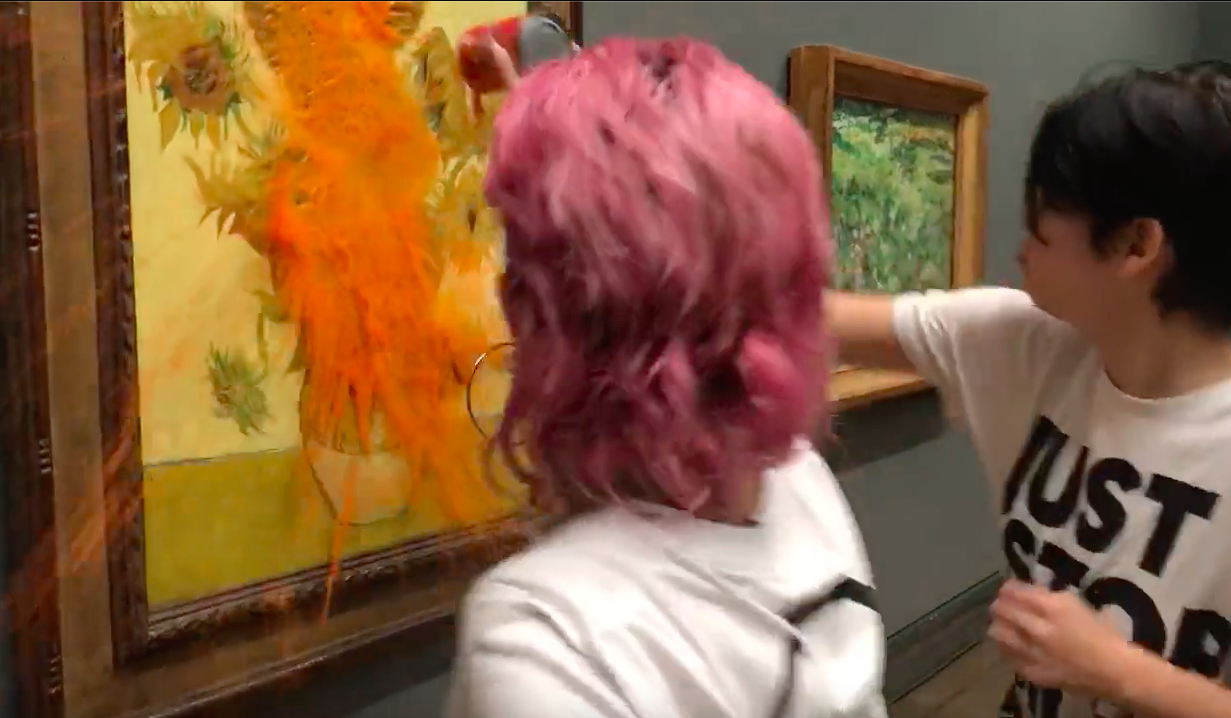 VIDEO Una dintre cele mai faimoase lucrări semnate de van Gogh a fost vandalizată. Doi activiști de mediu au aruncat cu supă de roșii pe tabloul „Floarea soarelui”