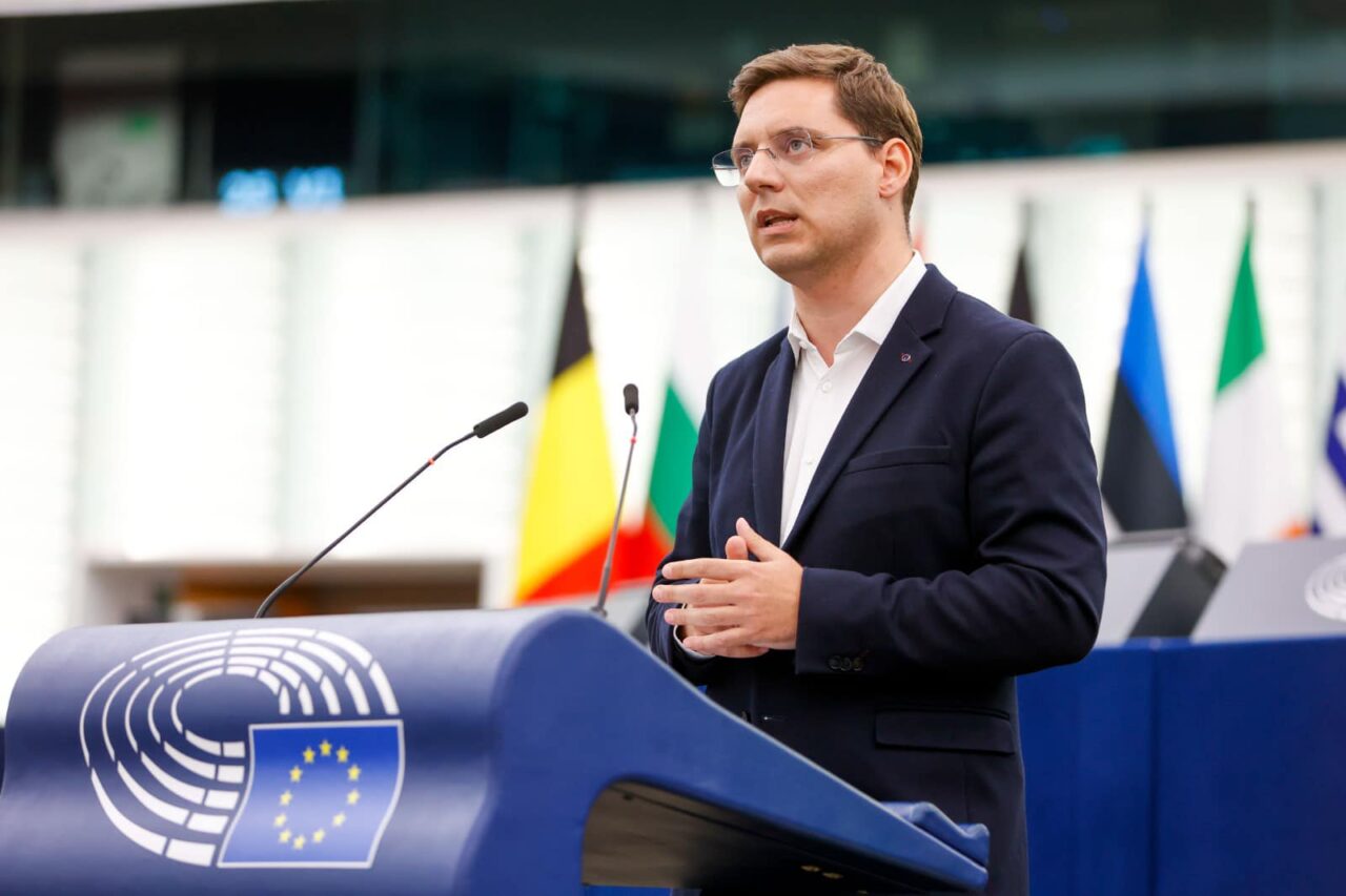 Victor Negrescu solicită sancționarea lui Guido Reil, eurodeputatul care a comparat România cu Vestul Sălbatic