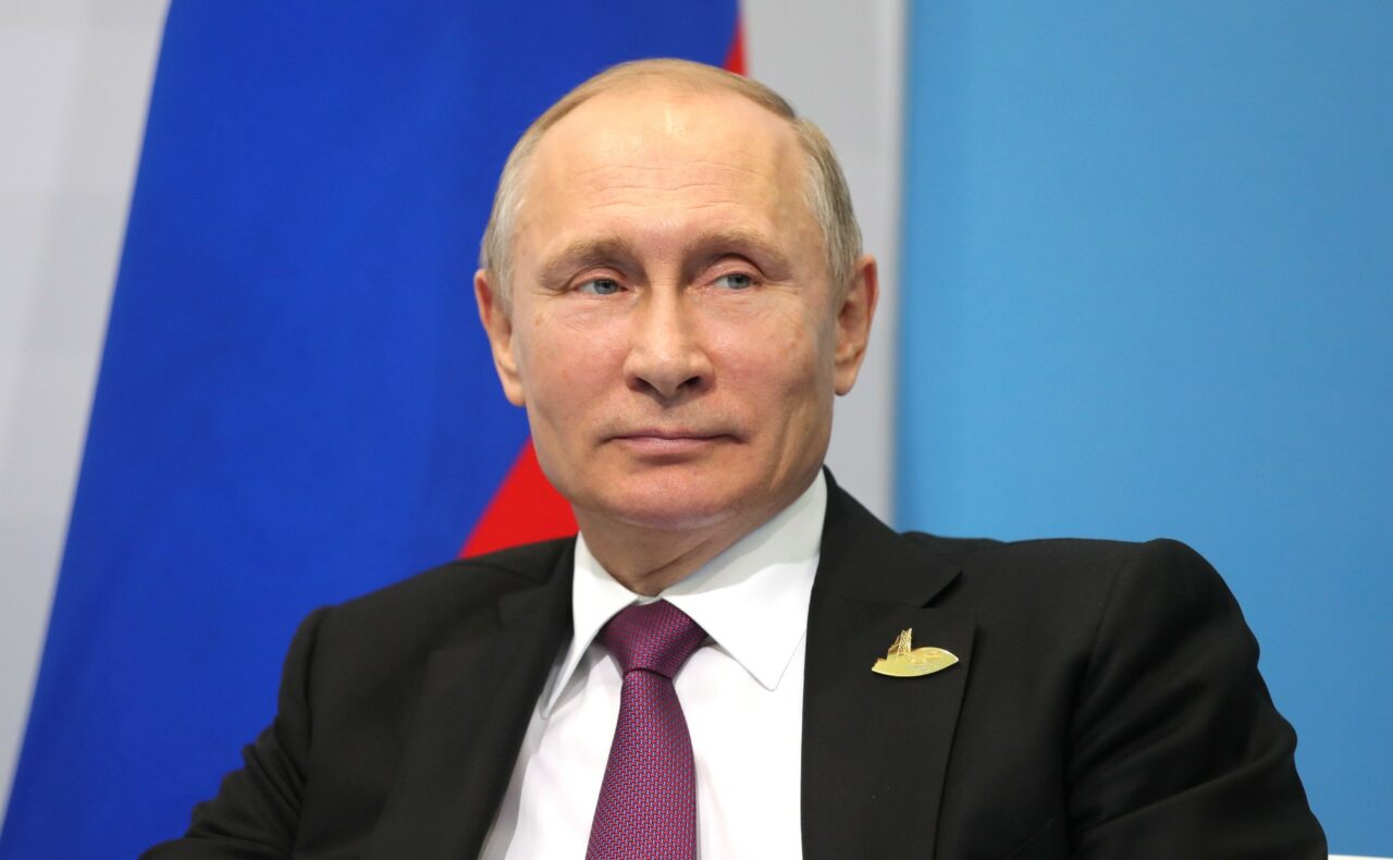 Ce s-a întâmplat cu femeia care a pus un bilet pe mormântul părinților lui Vladimir Putin
