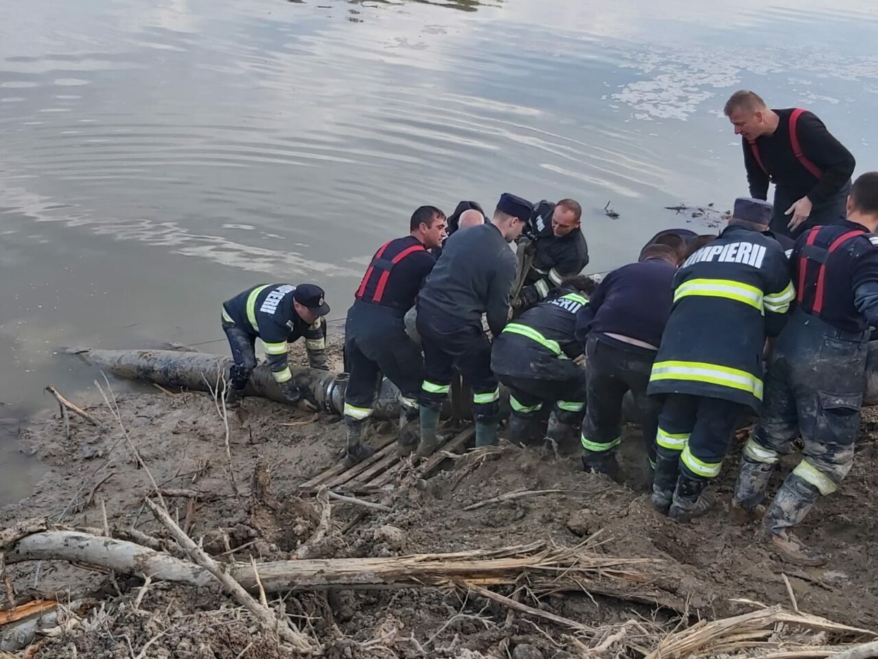 Salvatorii încă intervin la barajul Tăului Mare de la Roșia Montană. La cât a ajuns cota apei în lacul de acumulare