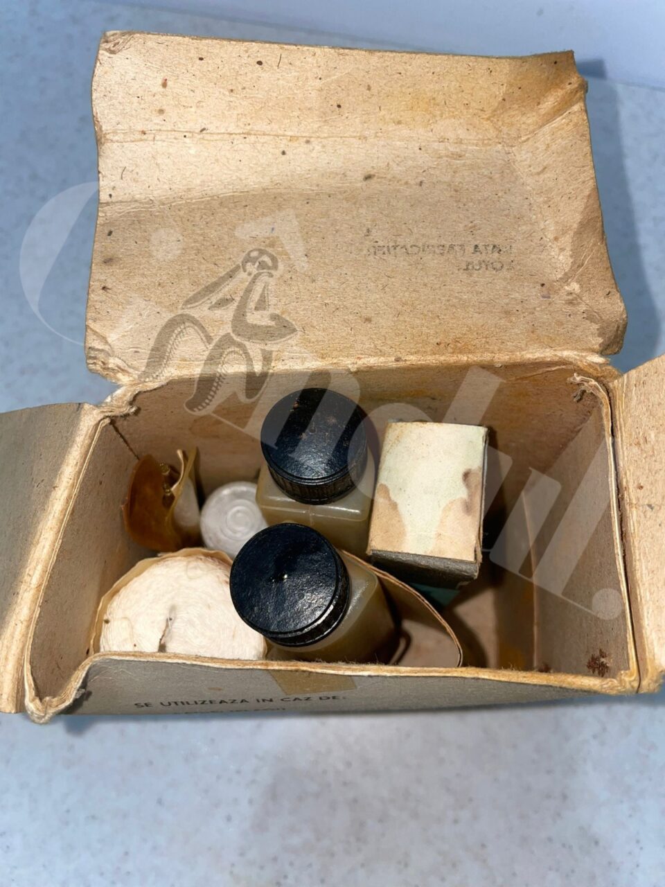 Descoperire inedită într-o boxă din Militari. Ce conținea o trusă antichimică anii 1980