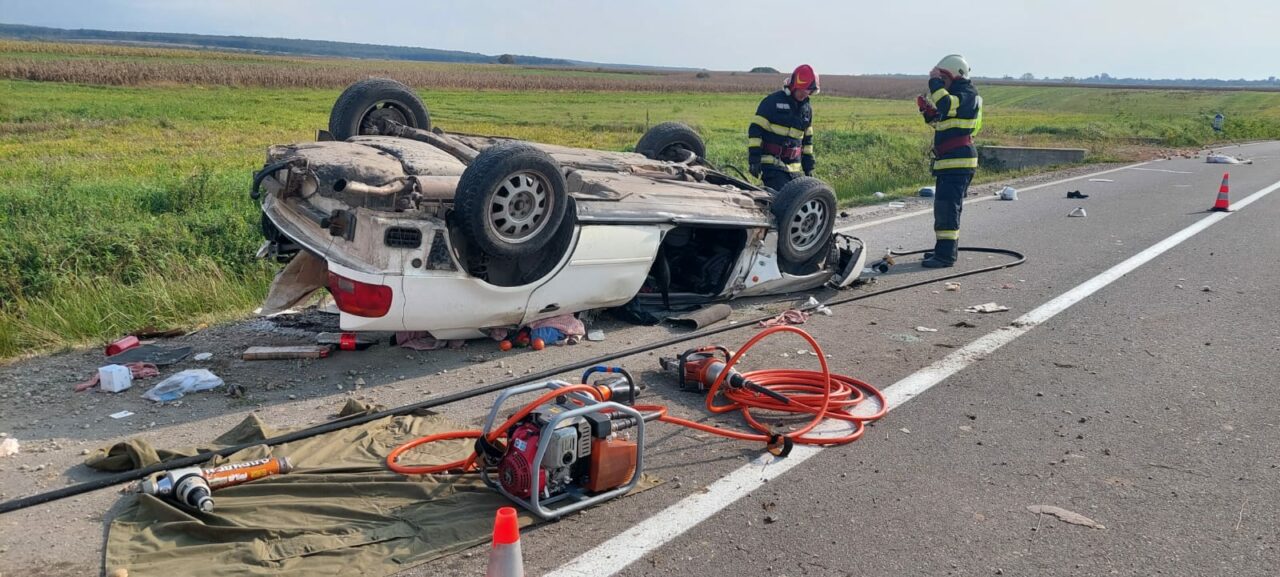 Accident grav în Bihor. Doi oameni au murit după ce mașina în care se aflau s-a răsturnat | VIDEO