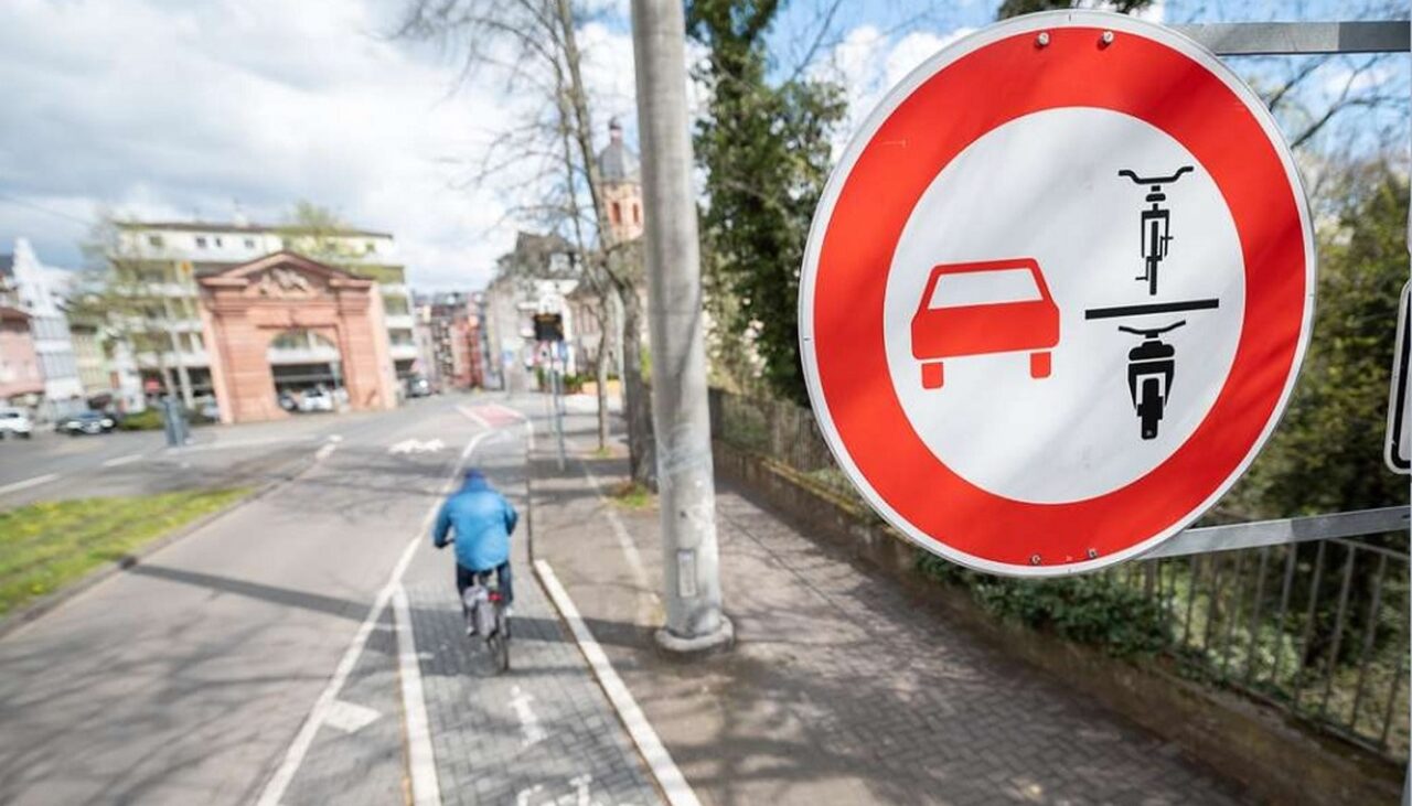 A apărut un semn nou de circulație, care dă mari bătăi de cap șoferilor. Ce înseamnă și unde poate fi întâlnit