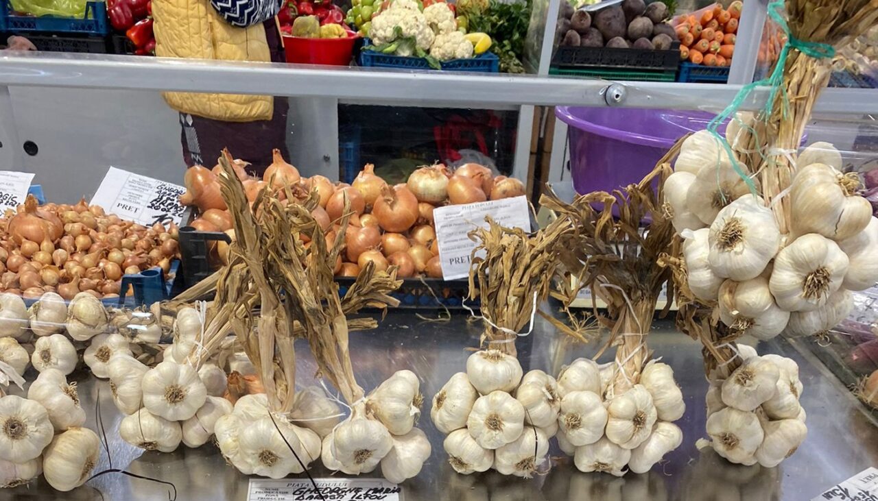 Triplu ca în supermarket! Câți lei costă o legătură de usturoi românesc în piața Berceni din București