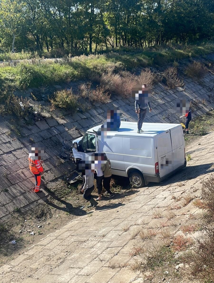 Tânăr de doar 24 de ani, mort după ce a căzut cu maşina într-un canal de irigaţii