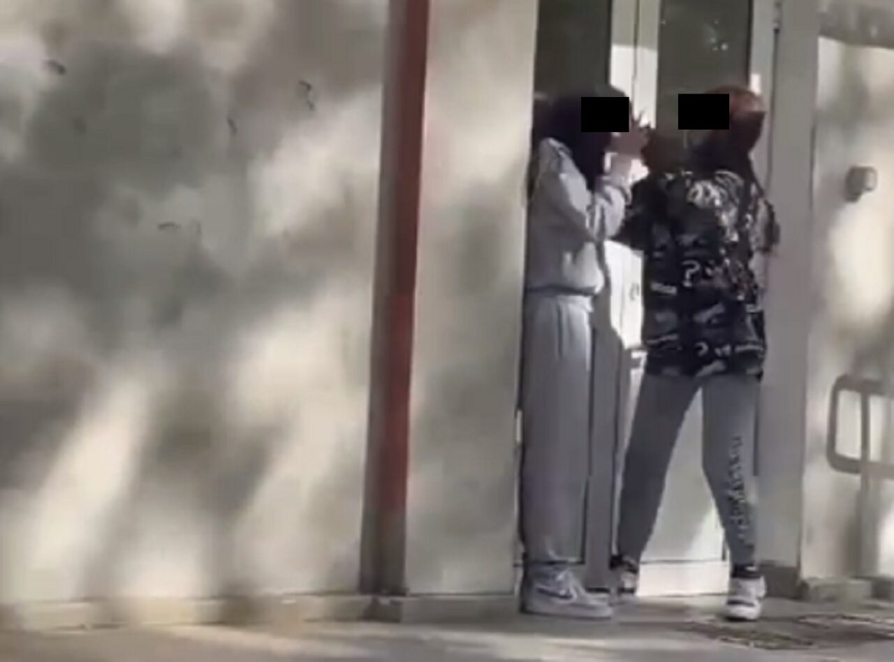 VIDEO | Violențe fără margini în fața Liceului Ita Wegman din Capitală. O elevă a fost lovită cu pumnii și picioarele de o altă tânără, dintr-un motiv absurd