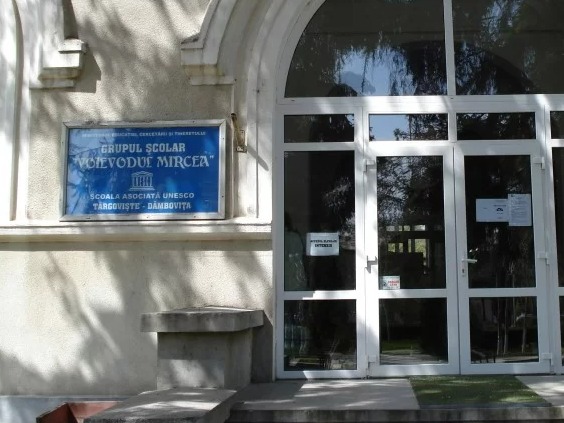Școala, ring de box. Elevii unui liceu din Târgoviște s-au bătut cu pumnii în timpul unui atelier. Paznicul a cerut ajutorul jandarmilor