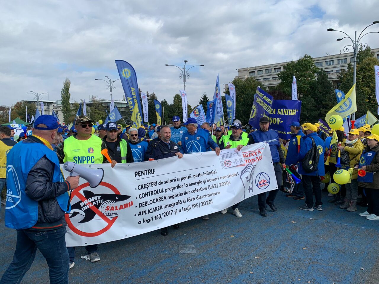 EXCLUSIV VIDEO | Salariile mici și facturile uriașe au scos în stradă mii de angajați din educație, sănătate și poliție. ”Degringolada prețurilor trebuie să se oprească, salariile să fie majorate”