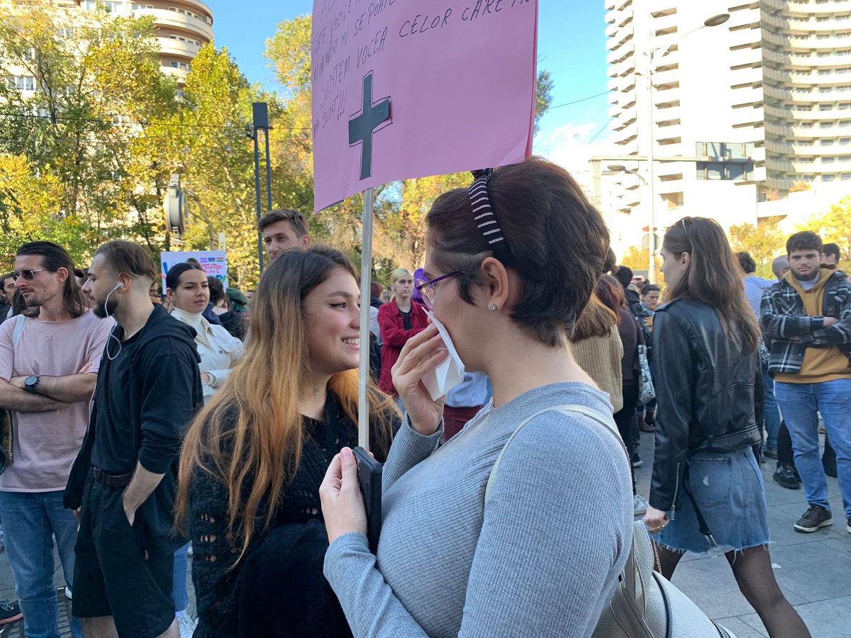 FOTO VIDEO | Marș pentru susținerea femeilor împotriva violenței domestice în centrul Capitalei
