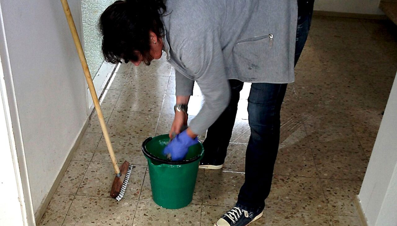De necrezut! Ce salariu mic are o femeie de serviciu în București. Câți lei primește în fiecare lună, de fapt
