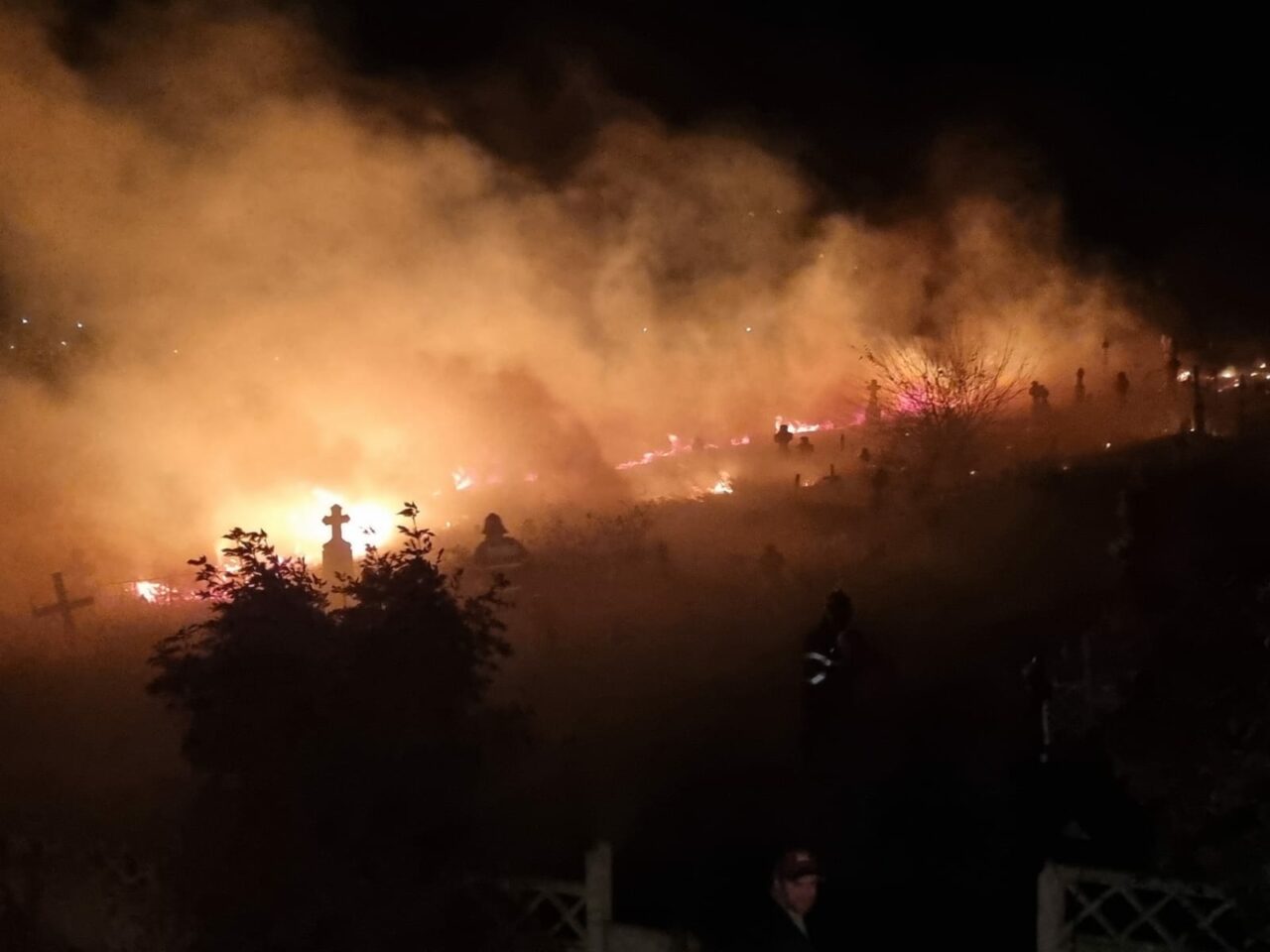 Incendiu într-un cimitir din județul Tulcea. De ce au izbucnit flăcările | VIDEO