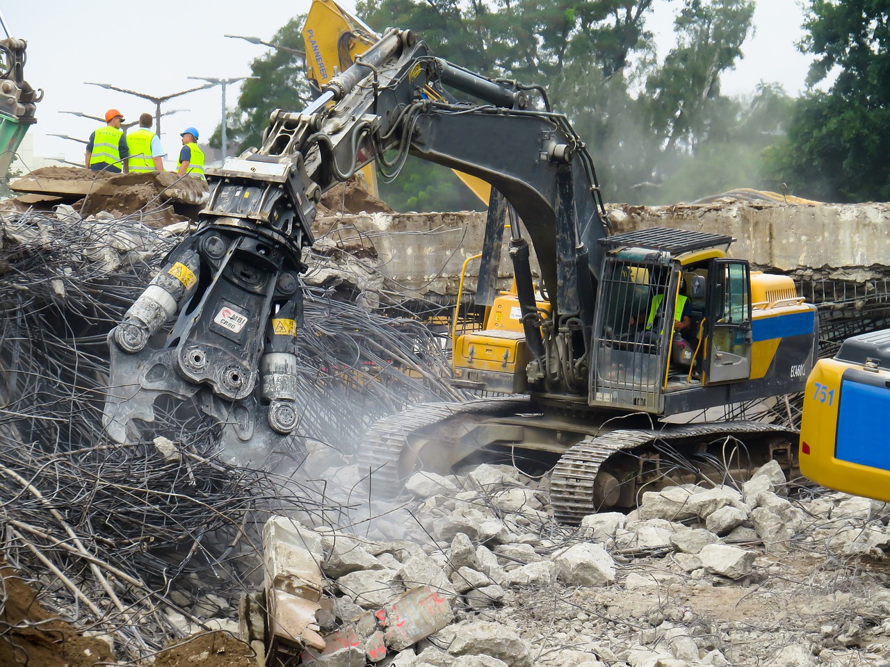 Primăria Cluj-Napoca demolează casele construite ilegal. Cine „pune mâna” pe contract?