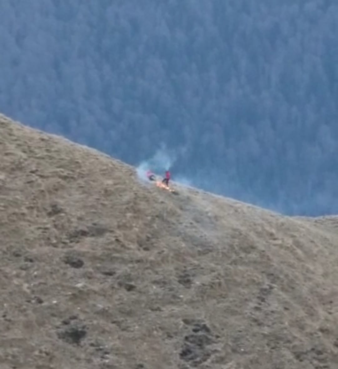 Un turist a incendiat pajiştea de la Crucea Caraiman. Ce amendă a primit bărbatul
