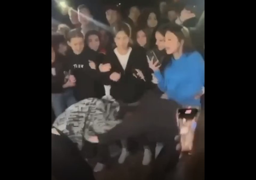 VIDEO | Bătaie cruntă între două fete, pentru un băiat, în zona City Park Mall din Constanța